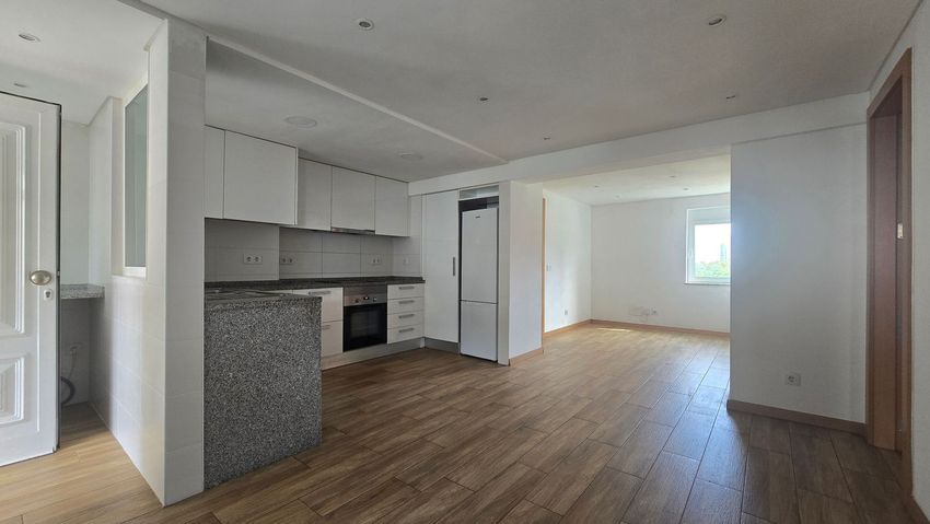 Imagem Cozinha de apartamento t2 em Rua Acúrsio Pereira, 8