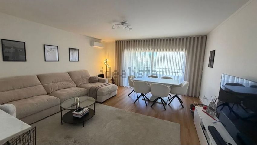 Imagem Sala de estar de apartamento t3 em Rua Manuel Valadares, 98