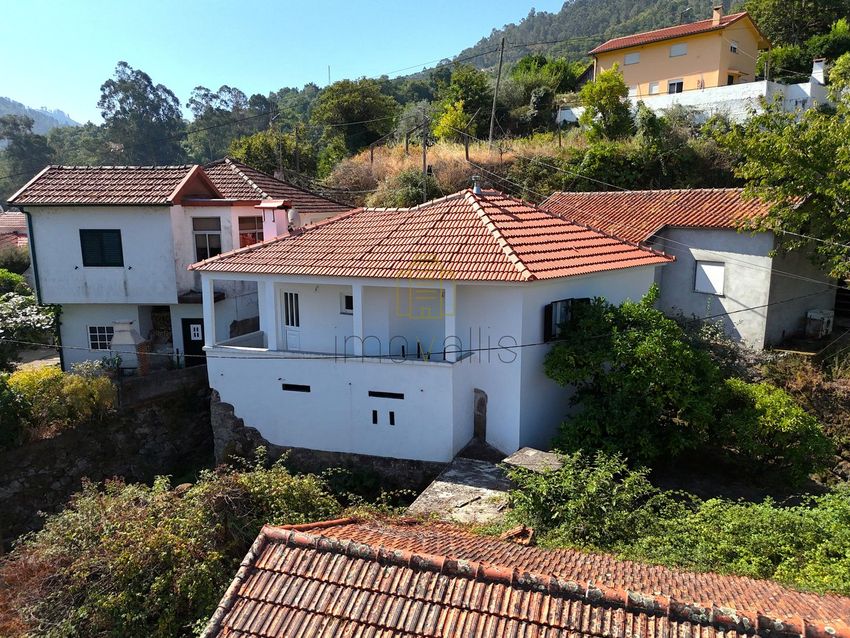 Imagem Fachada de  moradia independente em Lugar de Açoreira s/n