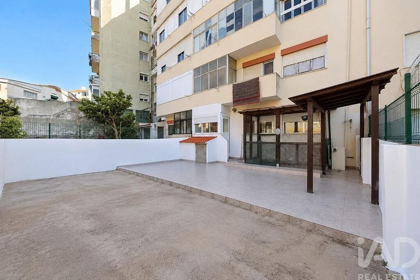 Imagem Vistas de apartamento t1 em Alto de São João - Alto do Varejão
