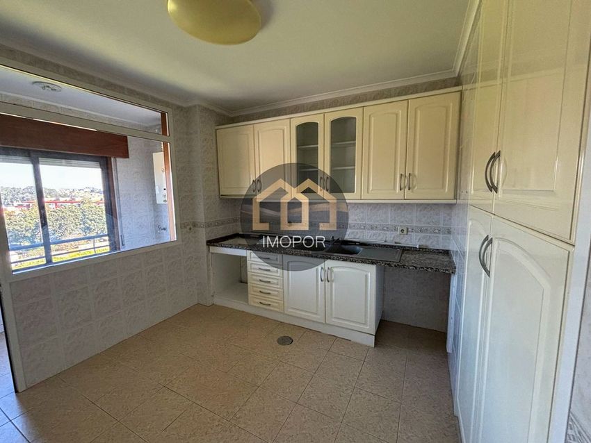 Imagem Cozinha de apartamento t3 em Paços de Brandão