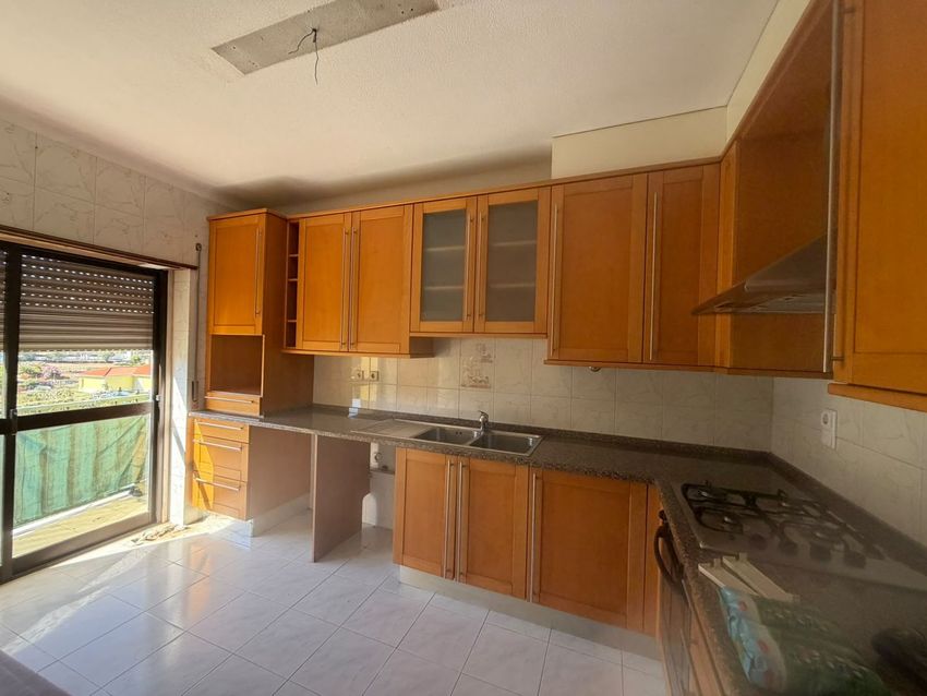 Imagem Cozinha de apartamento t2 em Avenida 9 de Julho, 17 , 2o Dto