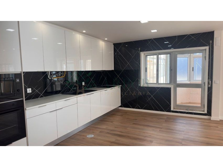 Imagem Cozinha de apartamento t4 em Praça dos Combatentes