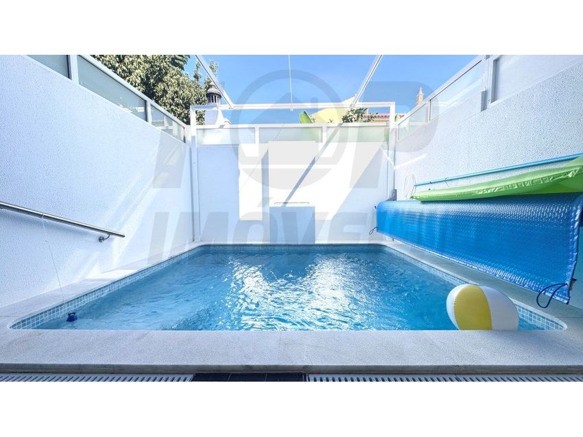 Imagem Piscina de  moradia geminada em Rua Capitão Joaquim Maria Galhardo, 12