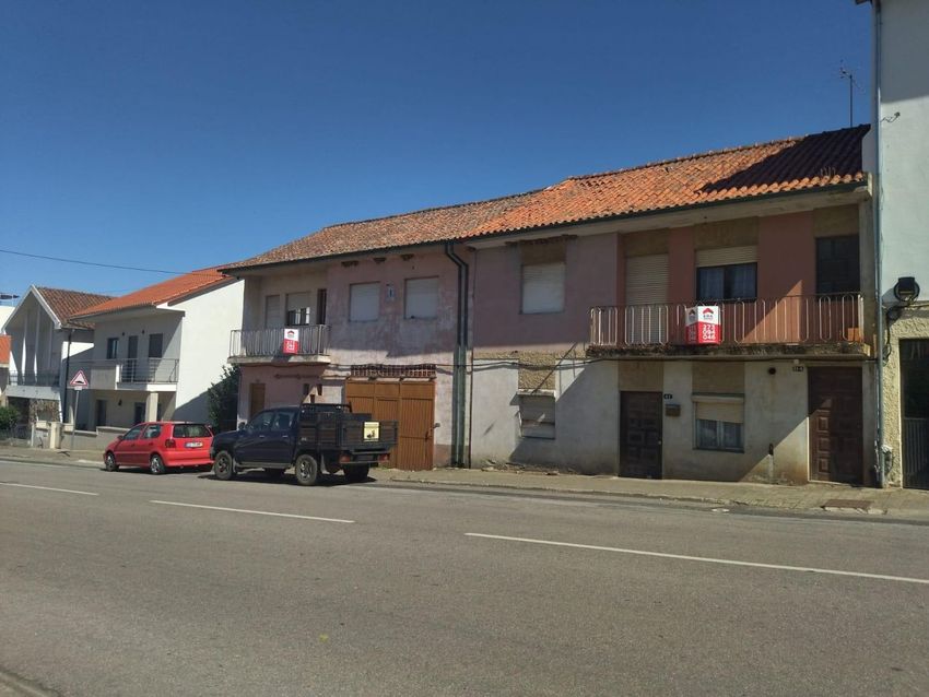 Imagem Fachada de  moradia geminada em Rua dos Merouços