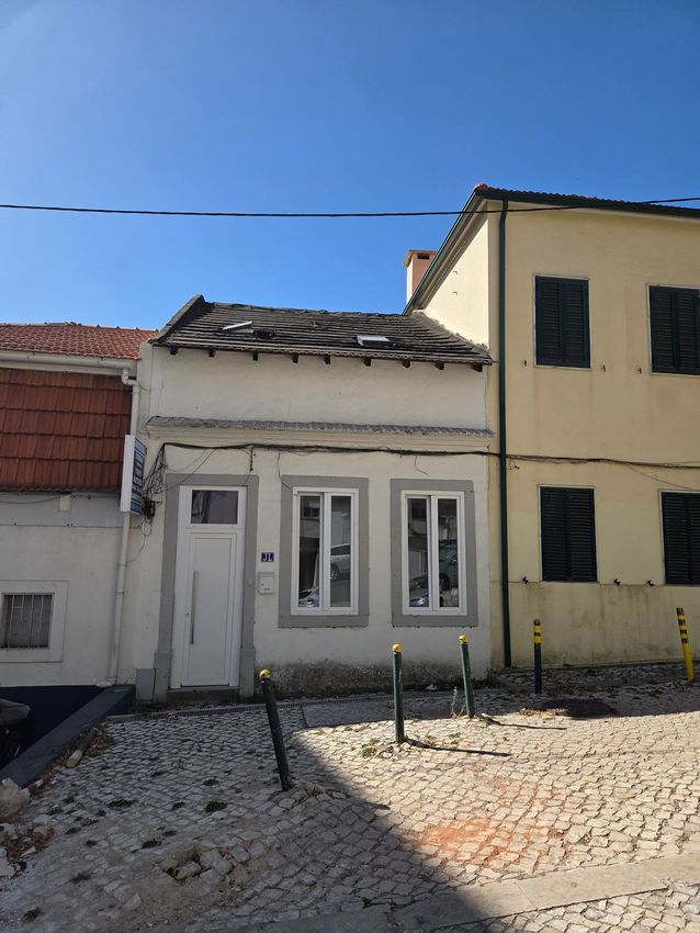 Imagem Fachada de  moradia geminada em Rua Sampaio Bruno