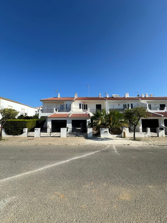 Imagem Fachada de  moradia em banda em Altura