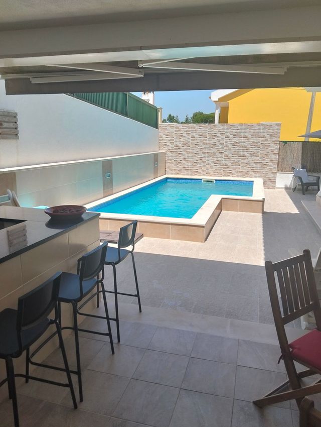 Imagem Piscina de  moradia independente em Quintinhas