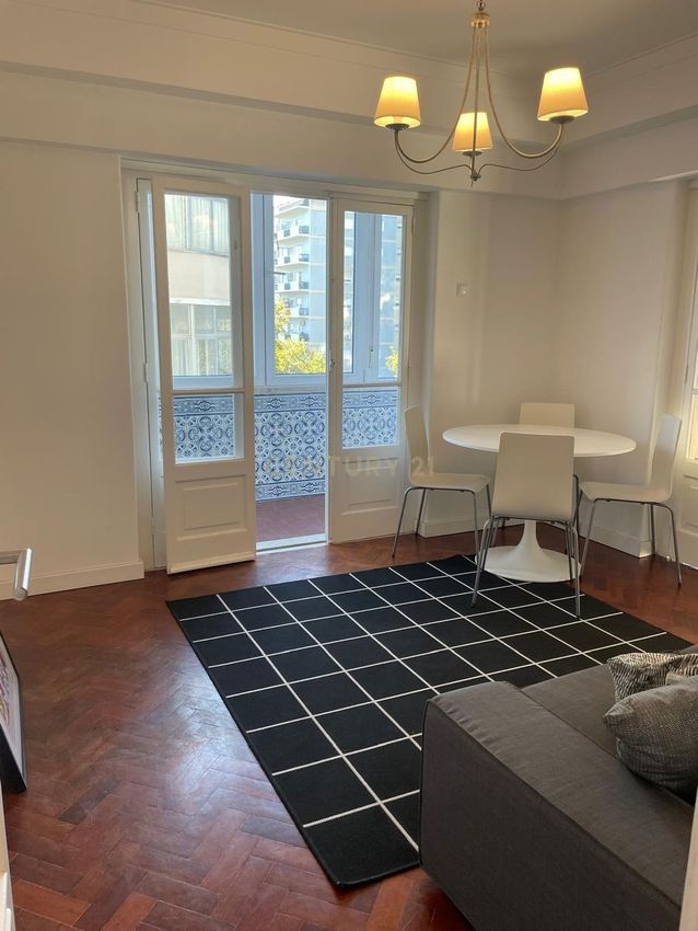Imagem Sala de estar de apartamento t2 em Rua Afonso Lopes Vieira, 58