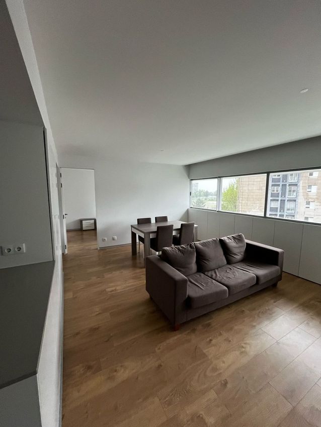 Imagem Sala de estar de apartamento t1 em Rua da Fonte do Outeiro, 610