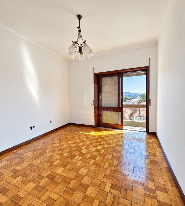 Imagem Divisão de apartamento t4 em São Roque da Lameira