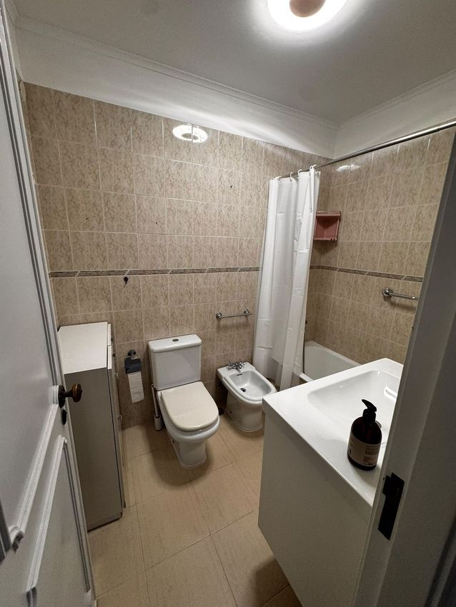 Imagem Casa de banho de apartamento t2 em Rua Fernão de Magalhães, 2