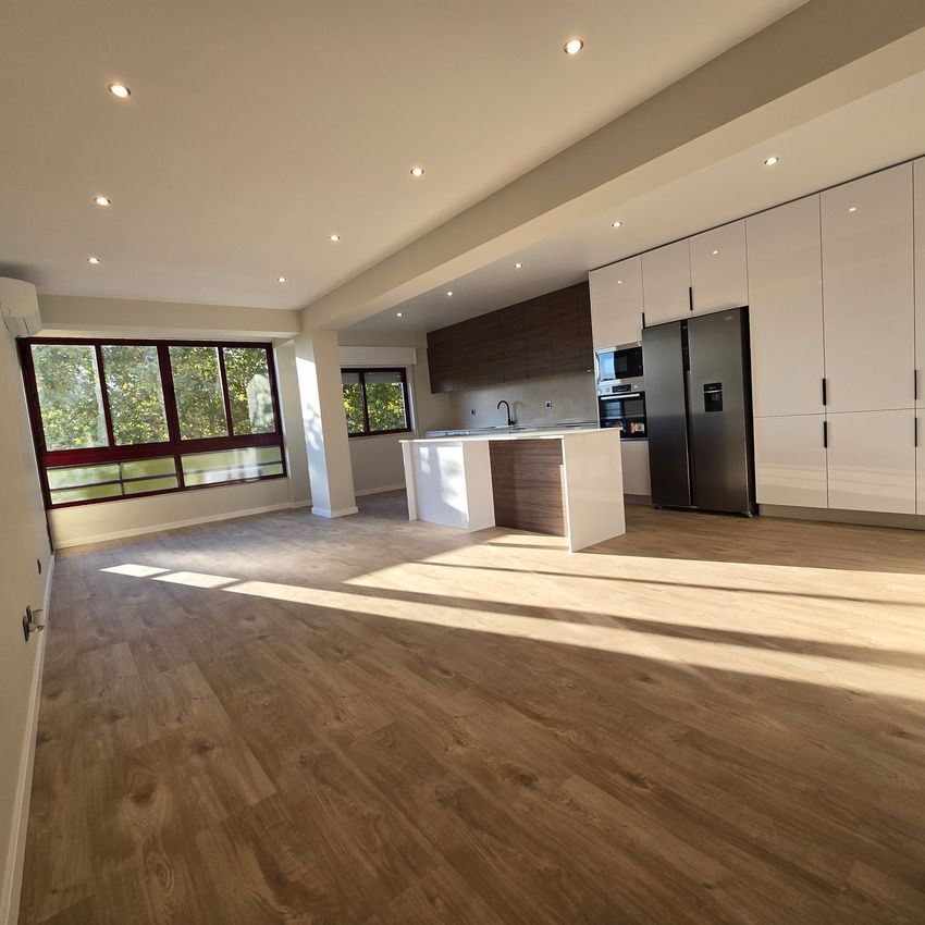 Imagem Cozinha de apartamento t3 em Avenida dos Ciprestes, 143