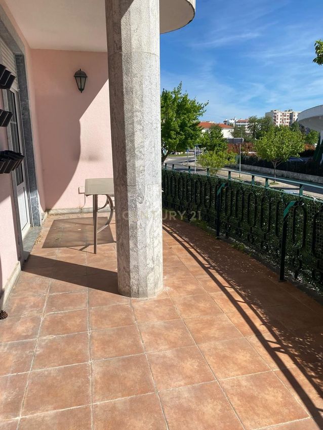 Imagem Varanda de apartamento t5 em Avenida Doutor António Rodrigues Manito, 27