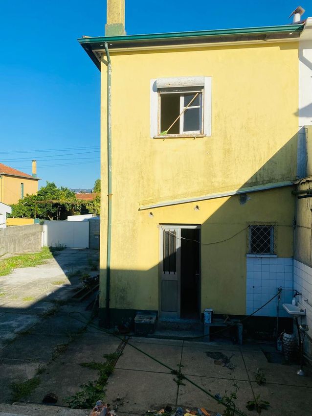 Imagem Fachada de  moradia geminada em Rua de Alcântara