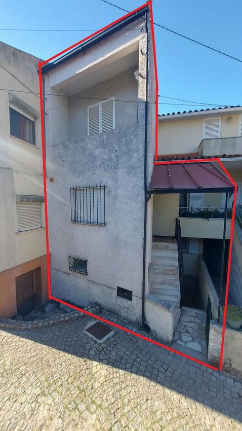 Imagem Fachada de  moradia em banda em Rua Outeiro s/n