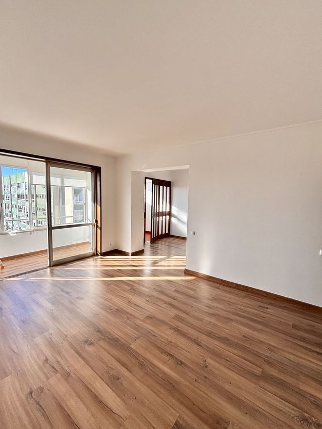 Imagem Sala de estar de apartamento t2 em Rua João de Barros