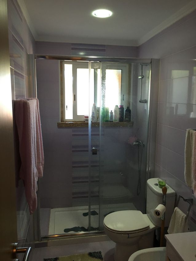 Imagem Casa de banho de apartamento t2 em Rua das Furnas, 1