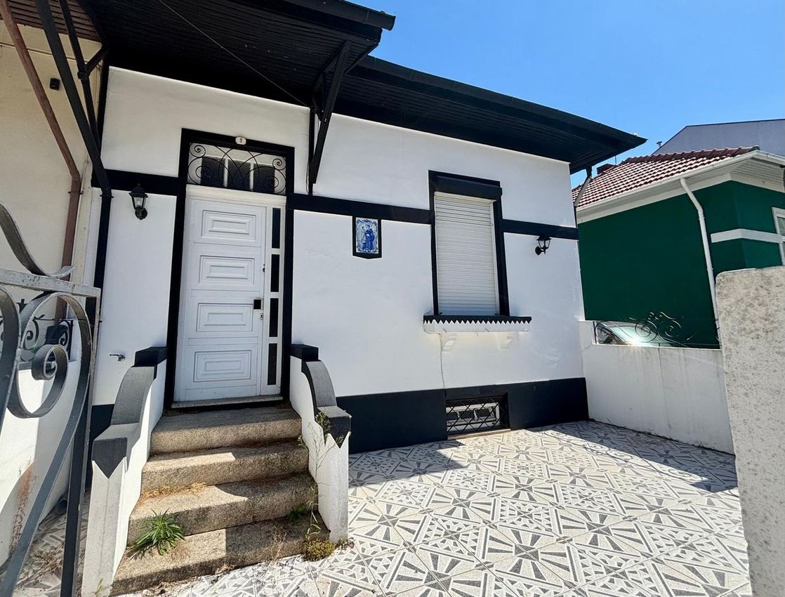 Imagem Fachada de  moradia geminada em Colónia Antero de Quental