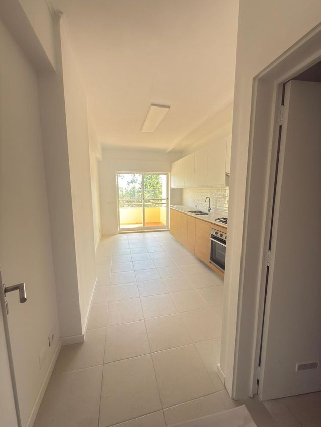 Imagem Cozinha de apartamento t4 em Avenida Doutor Manuel Ricardo Espírito Santo Silva, 20
