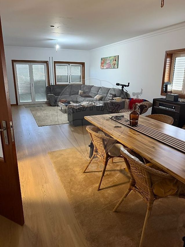 Imagem Sala de estar de apartamento t4 em Casal Comba