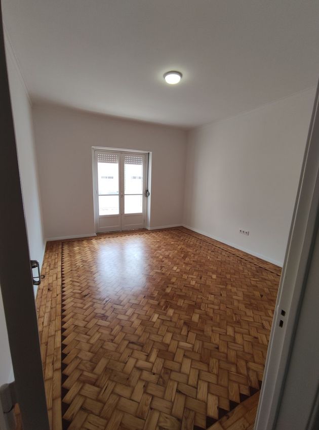 Imagem Divisão de apartamento t3 em Rua Azevedo Coutinho, 4