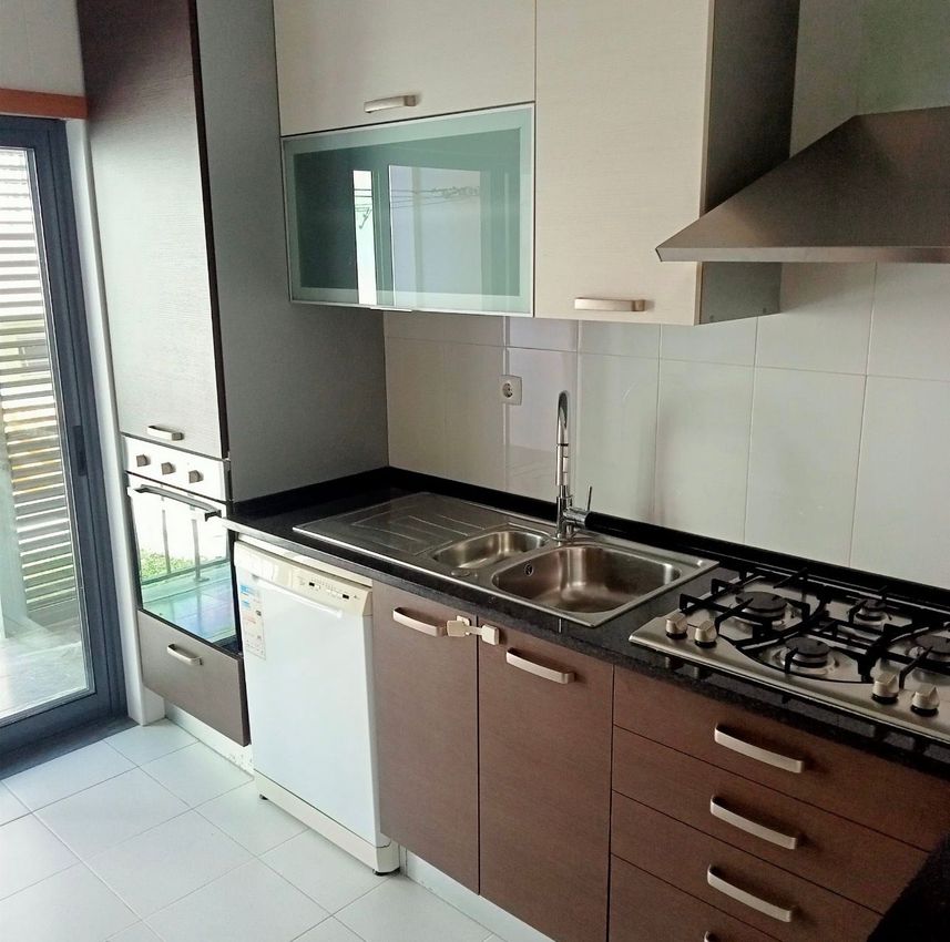 Imagem Cozinha de apartamento t2 em Rua das Amoreiras, 1235