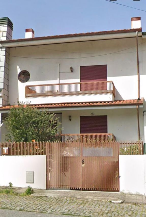 Imagem Fachada de  moradia em banda em Baguim do Monte