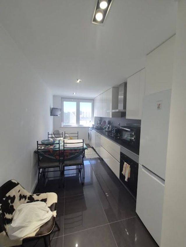 Imagem Cozinha de apartamento t2 em Rua Henrique António da Mota, 9