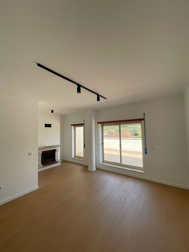 Imagem Sala de estar de apartamento t4 em Rua Vale de São Miguel, 3