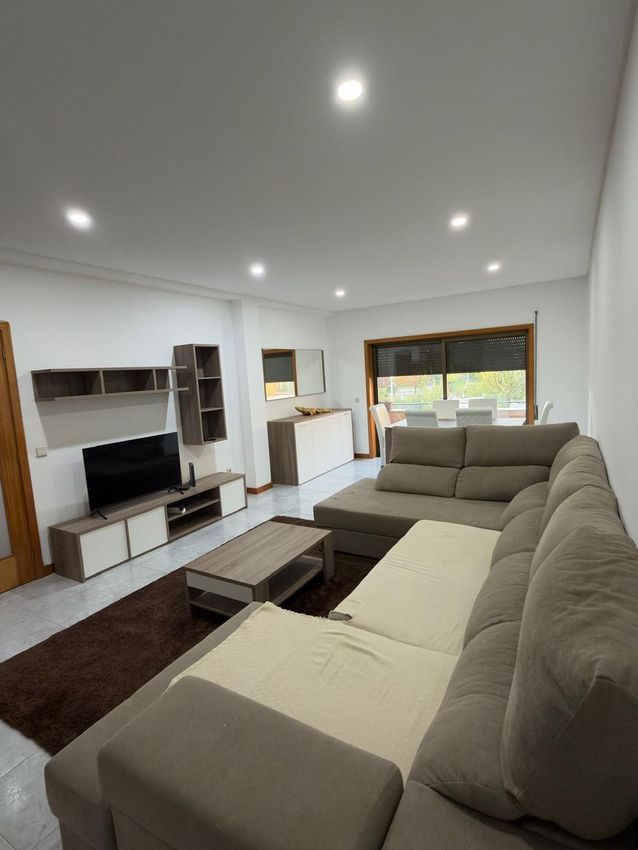 Imagem Sala de estar de apartamento t3 em Rua José Gomes de Sá, 698