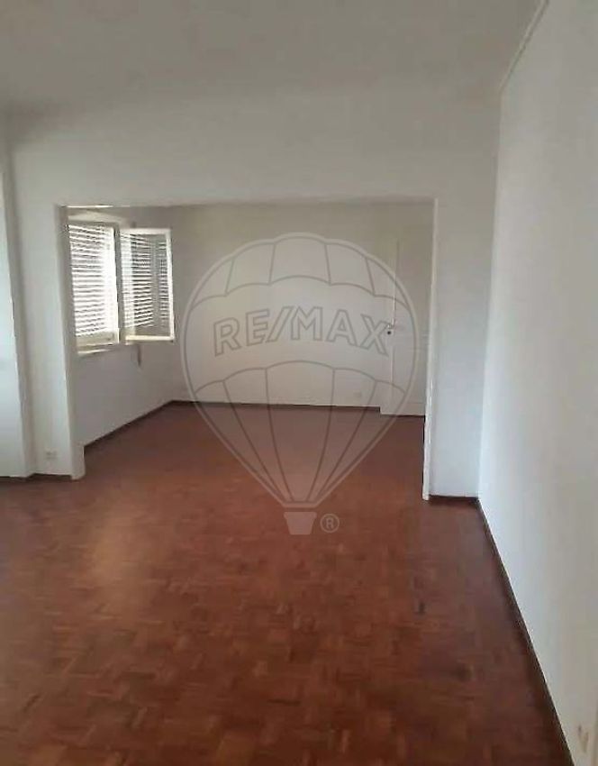 Imagem Divisão de apartamento t4 em Avenida Embaixador Augusto de Castro
