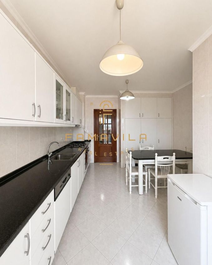 Imagem Cozinha de apartamento t3 em Rua da Fonte Quente, 486