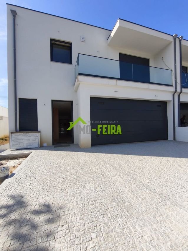 Imagem Fachada de  moradia em banda em Argoncilhe