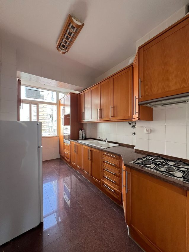 Imagem Cozinha de apartamento t3 em Rua Mariano Pina