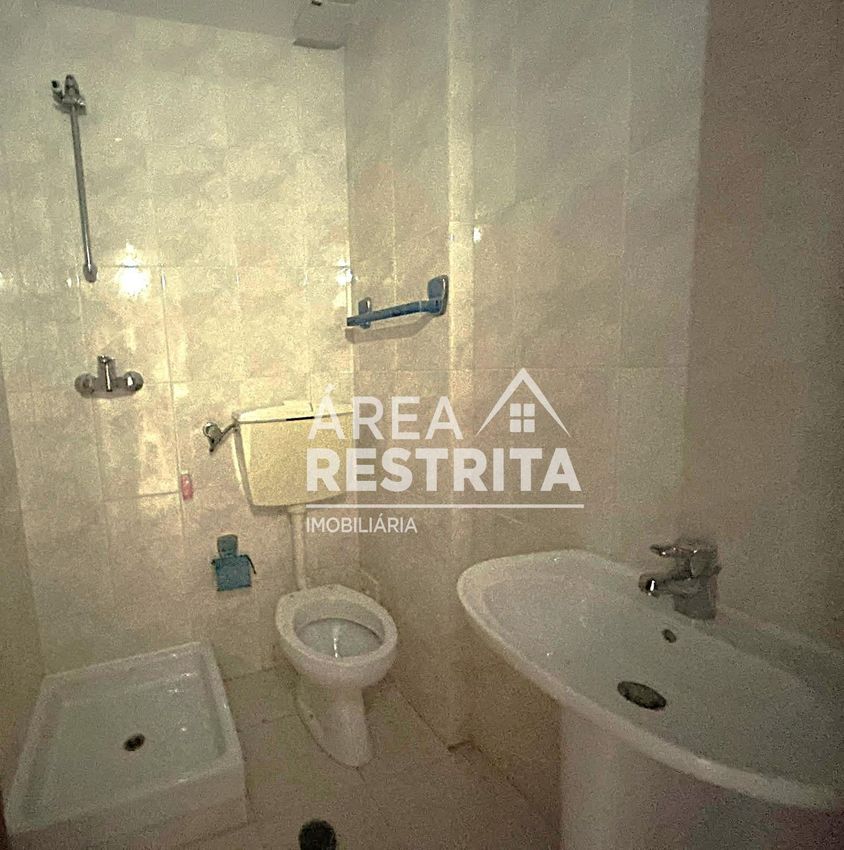 Imagem Casa de banho de apartamento t3 em Rua Poeta Bocage