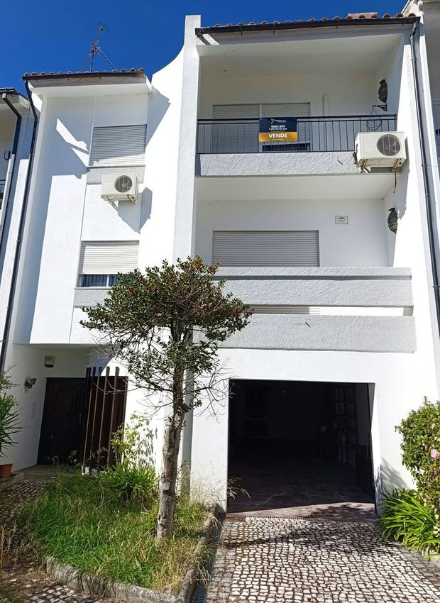 Зображення Фасад,  будинок на дві сім'ї, Vila Real