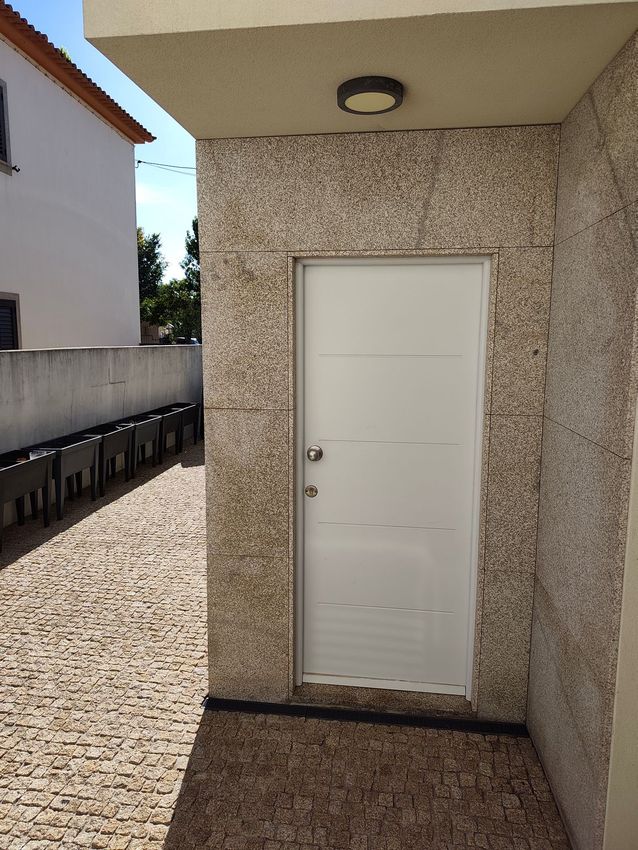 Imagem Entrada / saída de  moradia em banda em Rua Misericórdia, 7