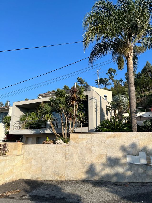 Imagem Fachada de  moradia geminada em Rua de Paradela, 2148