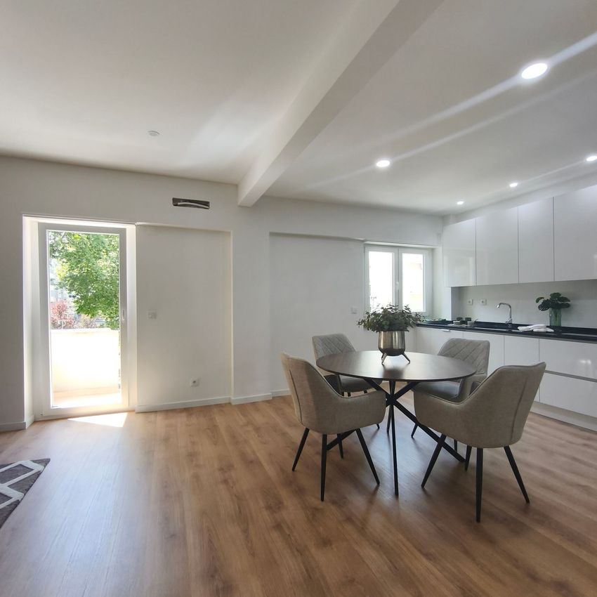 Imagem Sala de estar de apartamento t3 em Rua João Ortigão Ramos