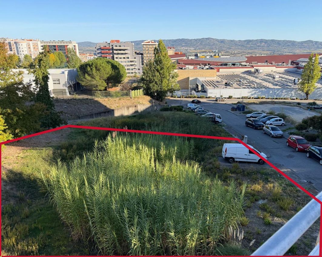 Imagem Vistas de terreno em Rua do Urbanização da Quinta do Pinheiro