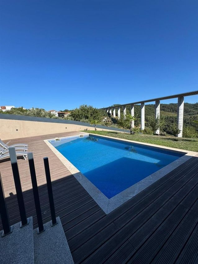 Imagem Piscina de  moradia independente em Rua da Calçada, 22