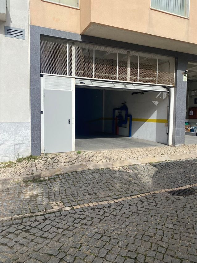 Imagem Fachada de garagem em Calçada dos Barbadinhos, 136