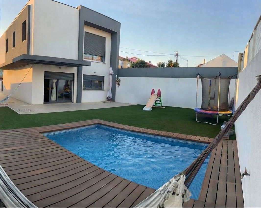 Imagem Piscina de  moradia geminada em Avenida Engenheiro Adelino Amaro da Costa, 1542