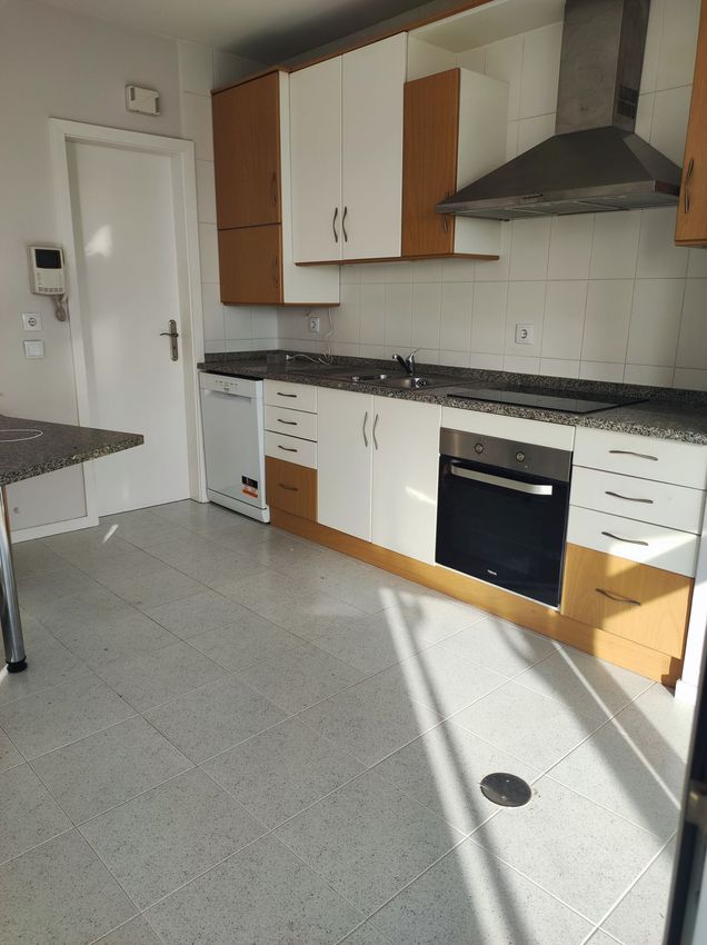 Imagem Cozinha de apartamento t2 em Rua de Paredes, 43 b