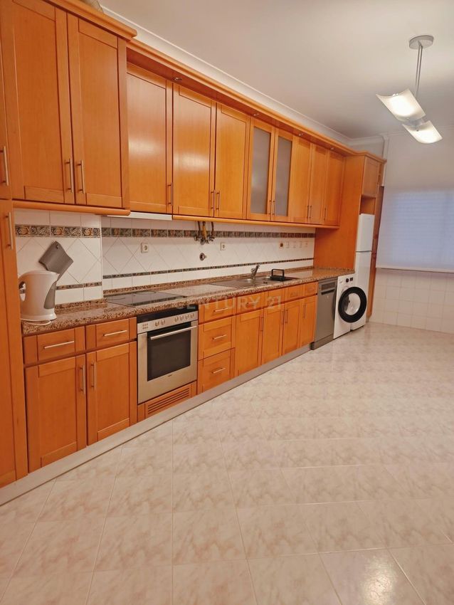 Imagem Cozinha de apartamento t4 em Rua João Carlos Nunes, 16
