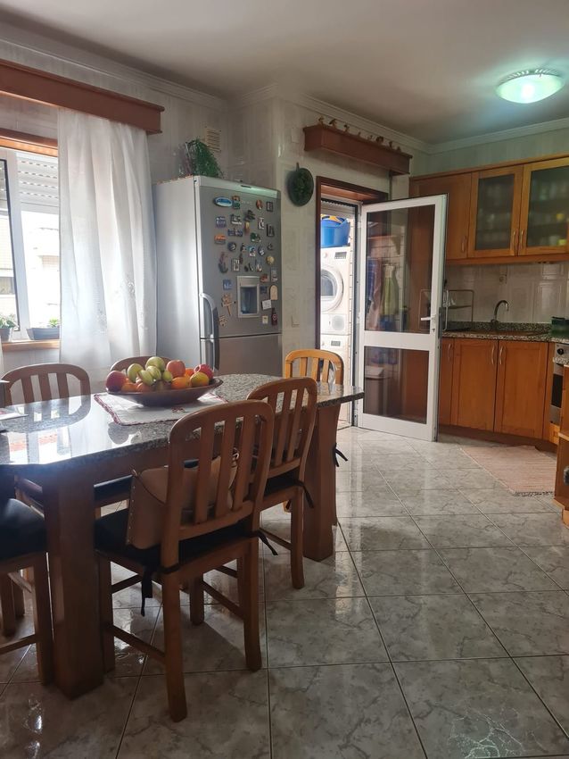 Imagem Cozinha de apartamento t3 em Rua C.N.E.