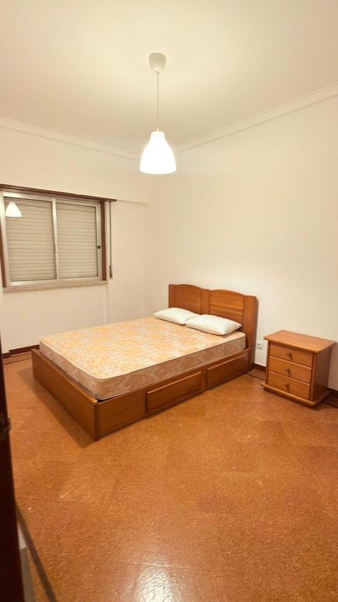 Imagem Quarto de apartamento t3 em Rua Doutor Jaime Cortesão