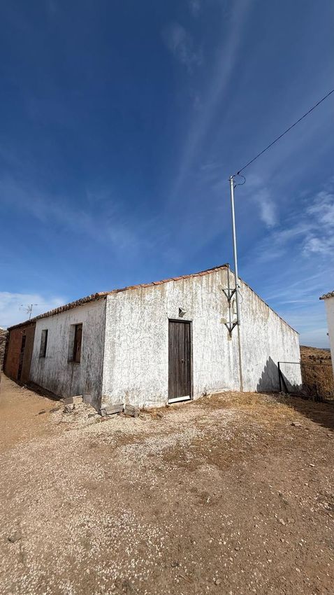 Imagem Fachada de  moradia independente em Corte António Martins