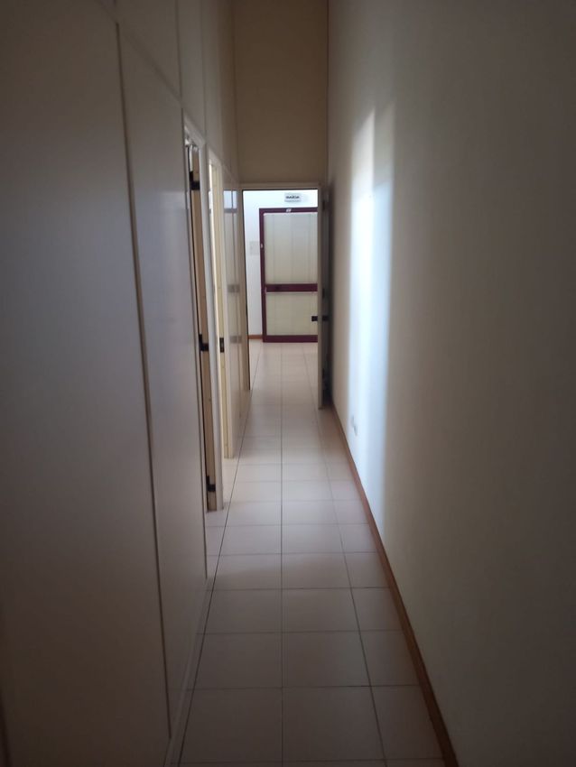 Imagem Corredor de espaço comercial em Avenida Oliveira Zina, 4440 -506 Valongo